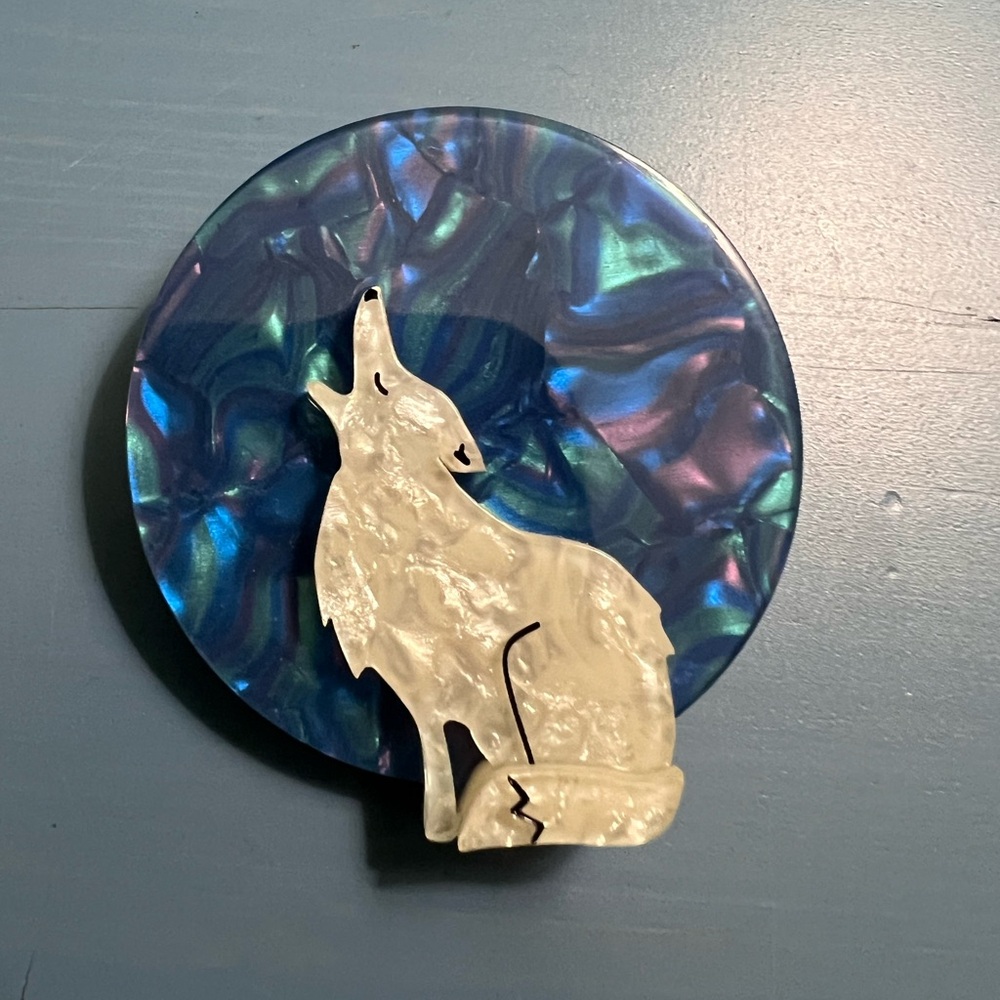 Erstwilder brooch